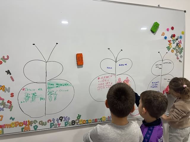 Deca crtaju po tabli u Kefalici